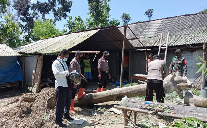 Anggota TNI-Polri Gotong Royong Perbaiki Rumah Korban Puting Beliung di Ngawi Anggota TNI-Polri Gotong Royong Perbaiki Rumah Korban Puting Beliung di Ngawi