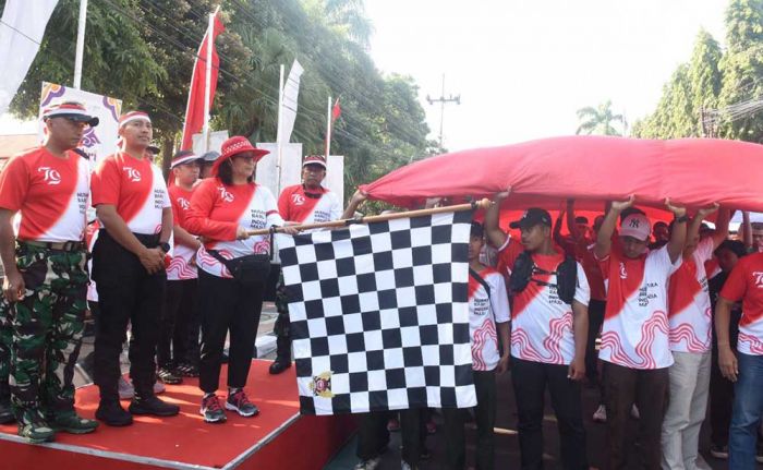 Pj Wali Kota Kediri Ikuti Kirab Bendera Merah Putih Raksasa Bersama Pemuda-pemudi Pj Wali Kota Kediri Ikuti Kirab Bendera Merah Putih Raksasa Bersama Pemuda-pemudi
