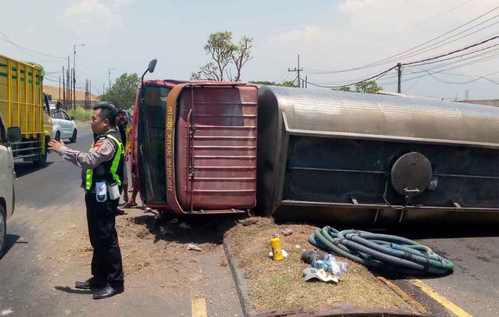 As Roda Patah, Truk Tangki Air Terguling di Sidoarjo As Roda Patah, Truk Tangki Air Terguling di Sidoarjo