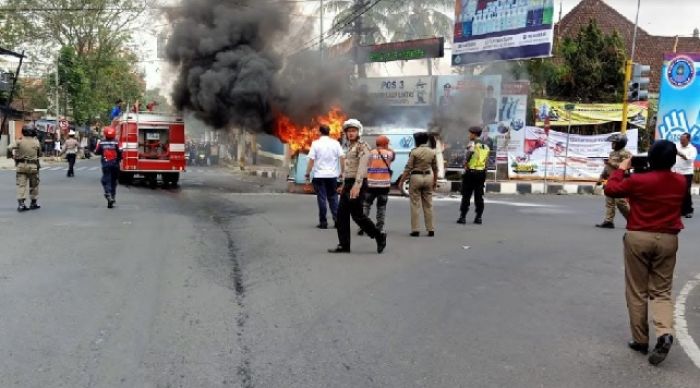 Mobil VW Milik Warga Negara Australia Terbakar di Perempatan Kawi Kota Blitar Mobil VW Milik Warga Negara Australia Terbakar di Perempatan Kawi Kota Blitar