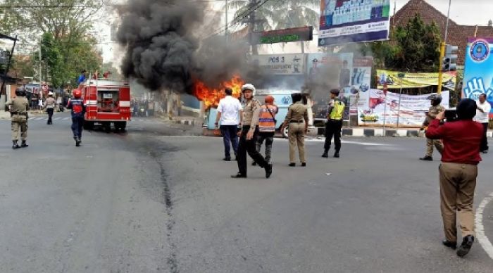 ​Mobil VW Milik Warga Negara Australia Terbakar di Perempatan Kawi Kota Blitar