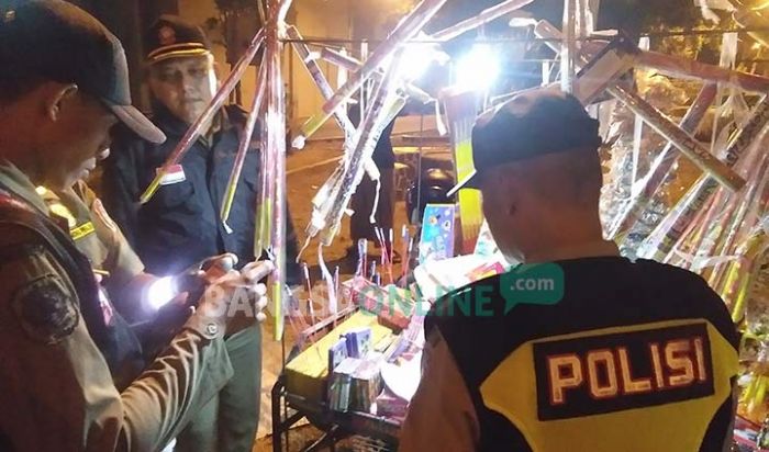 Pedagang Kembang Api di Tuban Dirazia, Ratusan Petasan Disita Petugas Pedagang Kembang Api di Tuban Dirazia, Ratusan Petasan Disita Petugas