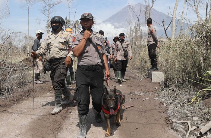 Material Vulkanik Masih Keluar, Khofifah Minta Warga Tidak Dekati Zona Merah Demi Eksis di Medsos Material Vulkanik Masih Keluar, Khofifah Minta Warga Tidak Dekati Zona Merah Demi Eksis di Medsos