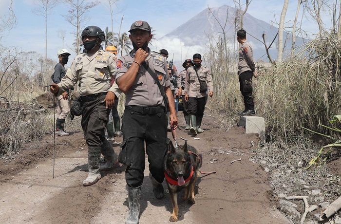 Material Vulkanik Masih Keluar, Khofifah Minta Warga Tidak Dekati Zona Merah Demi Eksis di Medsos