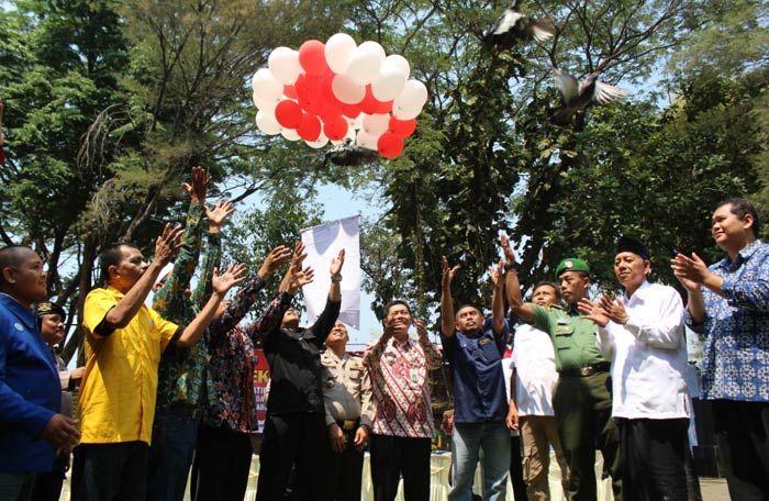 Kapolsek Gempol Gelar Deklarasi Pemilu 2019 Damai, Sejuk, dan Aman Kapolsek Gempol Gelar Deklarasi Pemilu 2019 Damai, Sejuk, dan Aman