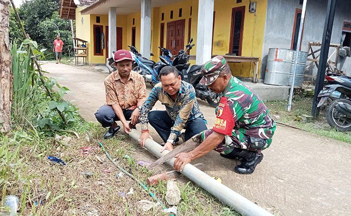 Babinsa Sangkapura Gresik Ikut Berperan Wujudkan Sejuta Biopori Babinsa Sangkapura Gresik Ikut Berperan Wujudkan Sejuta Biopori