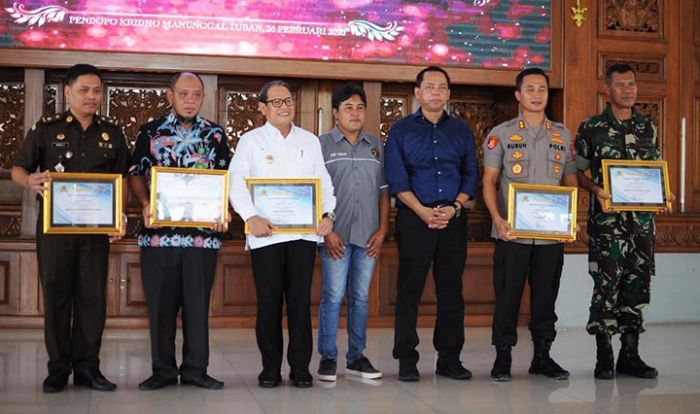 Puncak HPN 2020, PWI Tuban Serahkan Award Kepada Instansi dan Perusahaan Terbaik Puncak HPN 2020, PWI Tuban Serahkan Award Kepada Instansi dan Perusahaan Terbaik