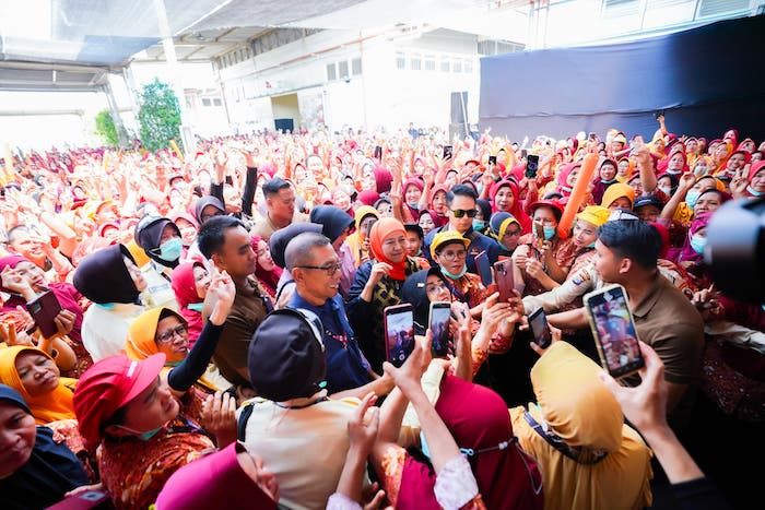 Sapa Pekerja Pabrik Sampoerna, Khofifah Komitmen Perjuangkan Kesejahteraan Pekerja dengan DBHCHT Sapa Pekerja Pabrik Sampoerna, Khofifah Komitmen Perjuangkan Kesejahteraan Pekerja dengan DBHCHT