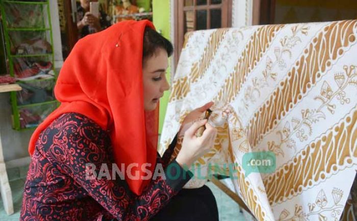 Wow, Pemkab Trenggalek Patenkan Nama Arumi Bachsin sebagai Nama Batik