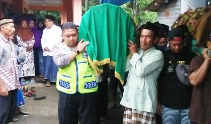Tiga Korban Kecelakaan Tol Pandaan-Gempol Dimakamkan Dalam Satu Liang Lahat di Blitar Tiga Korban Kecelakaan Tol Pandaan-Gempol Dimakamkan Dalam Satu Liang Lahat di Blitar