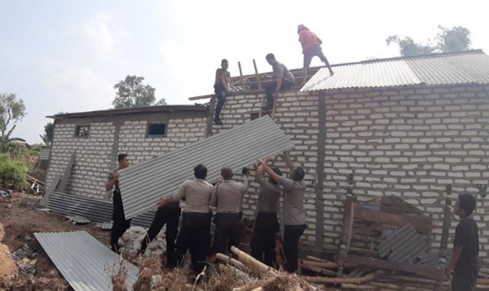 Belasan Rumah di Desa Patapan Rusak Diterjang Angin Puting Beliung Belasan Rumah di Desa Patapan Rusak Diterjang Angin Puting Beliung