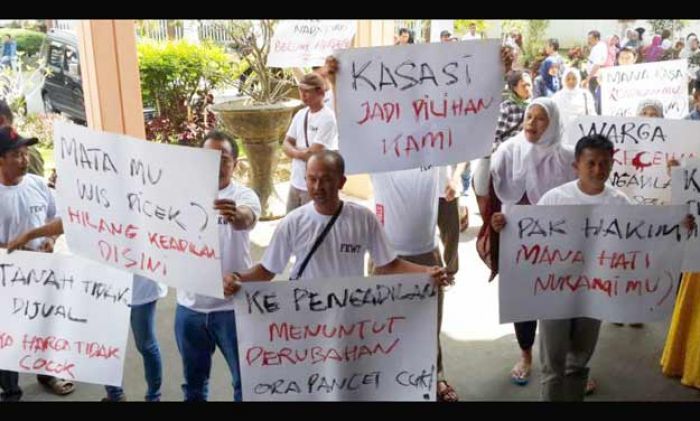 Tuntut Ganti Rugi Lahan Terdampak Jalan Tol Pandaan - Malang, Warga Madyopuro Geruduk PN Tuntut Ganti Rugi Lahan Terdampak Jalan Tol Pandaan - Malang, Warga Madyopuro Geruduk PN