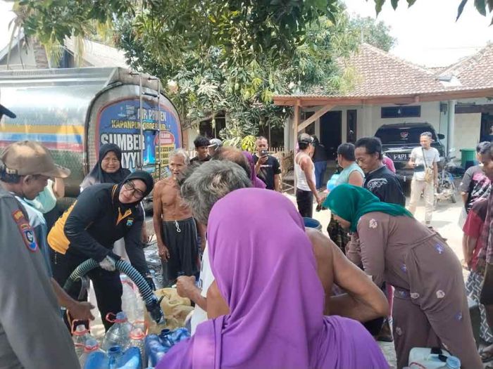 Aliran Hipam Macet, Polsek Sukorejo Kirim Dua Tangki Air Bersih untuk Warga Desa Kenduruhan Aliran Hipam Macet, Polsek Sukorejo Kirim Dua Tangki Air Bersih untuk Warga Desa Kenduruhan