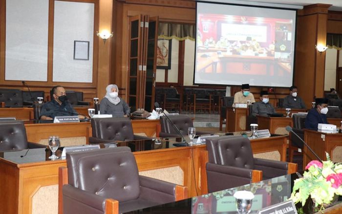Pemkab Gresik Akhirnya Ajukan 2 Prakarsa Raperda Tahap I Pemkab Gresik Akhirnya Ajukan 2 Prakarsa Raperda Tahap I