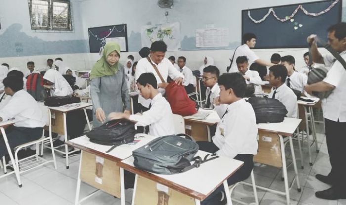 Cegah Konten Negatif dan Tawuran, Pemkot Surabaya Sweeping HP Pelajar