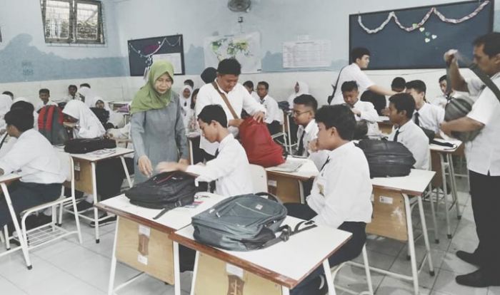 Cegah Konten Negatif dan Tawuran, Pemkot Surabaya Sweeping HP Pelajar Cegah Konten Negatif dan Tawuran, Pemkot Surabaya Sweeping HP Pelajar