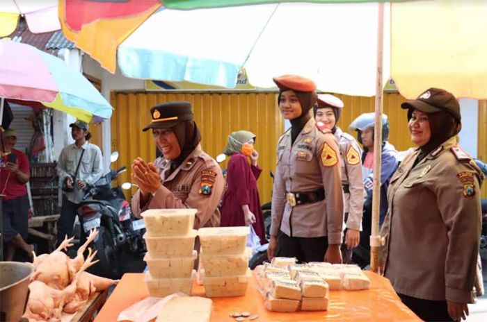 Antisipasi 3C, Polwan Polres Mojokerto Kota Blusukan ke Pasar Beri Imbauan Kamtibmas Antisipasi 3C, Polwan Polres Mojokerto Kota Blusukan ke Pasar Beri Imbauan Kamtibmas