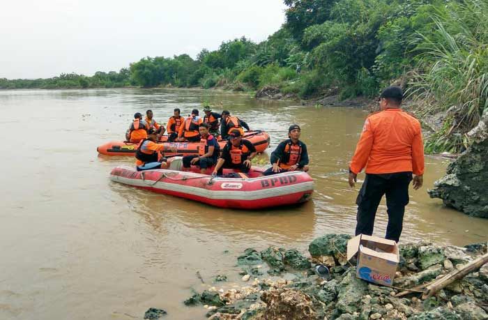 Cari Kayu di Sungai Bengawan Solo, Warga Panjunan Hilang Terbawa Arus Cari Kayu di Sungai Bengawan Solo, Warga Panjunan Hilang Terbawa Arus