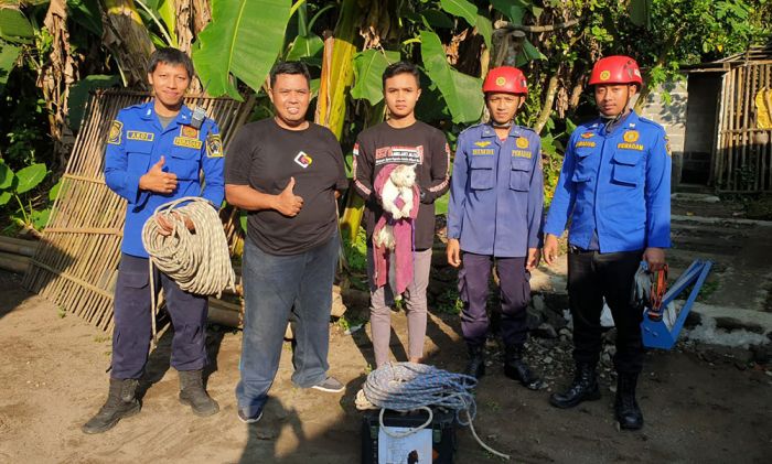 Damkar Kabupaten Blitar Selamatkan Kucing Tercebur Sumur Damkar Kabupaten Blitar Selamatkan Kucing Tercebur Sumur