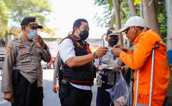Patroli Mobiling di Jombang, Petugas Borong Dagangan PKL Patroli Mobiling di Jombang, Petugas Borong Dagangan PKL