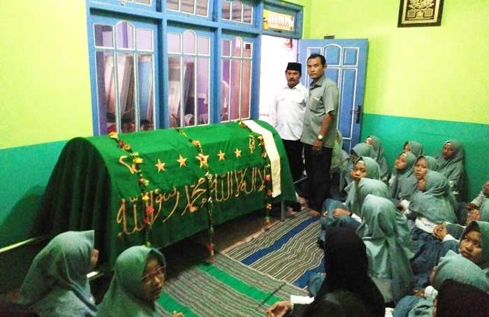Diduga Keracunan Makanan, Siswi MAN I Gresik Meninggal Diduga Keracunan Makanan, Siswi MAN I Gresik Meninggal