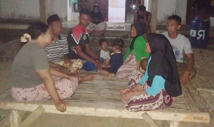 Lepas Lelah, Satgas TMMD Kodim Sampang Sambangi Warga Lepas Lelah, Satgas TMMD Kodim Sampang Sambangi Warga