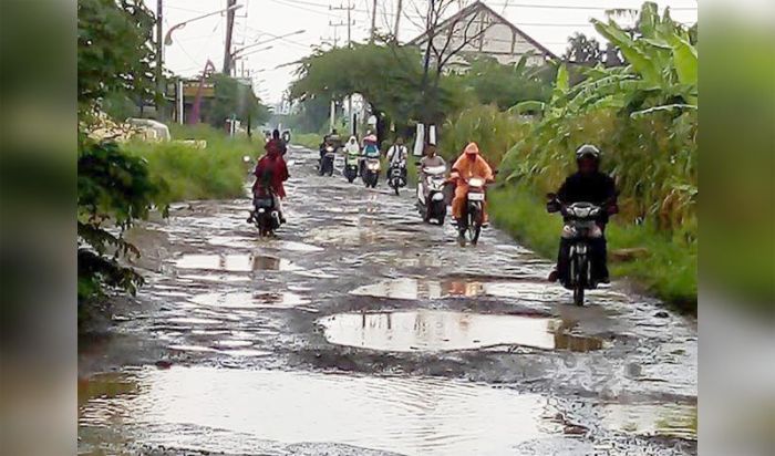 Jalan Desa Ngepung Rusak Parah dan Tak Kunjung Diperbaiki Pemkab Gresik, Warga Meradang