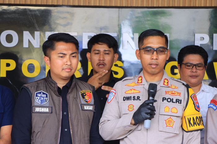 Polres Ngawi Tangkap Karyawan yang Gelapkan Uang Perusahaan PT Fastrata Buana Polres Ngawi Tangkap Karyawan yang Gelapkan Uang Perusahaan PT Fastrata Buana