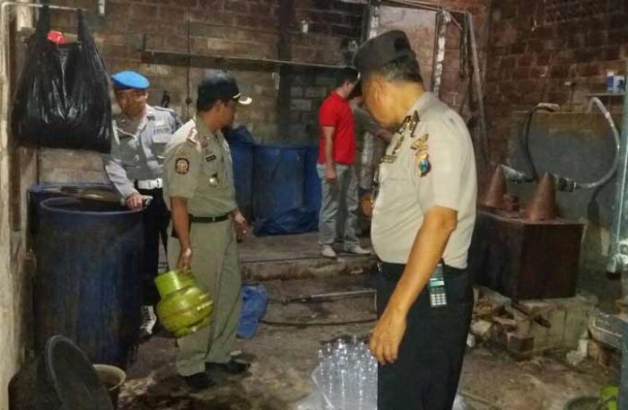Polisi Gerebek Rumah Pemroduksi Arak di Tegalagung, Tuban