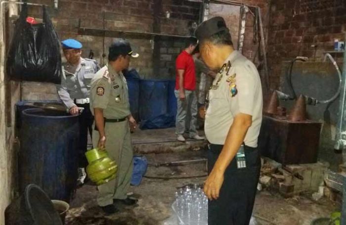 Polisi Gerebek Rumah Pemroduksi Arak di Tegalagung, Tuban Polisi Gerebek Rumah Pemroduksi Arak di Tegalagung, Tuban