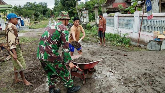 Semangat Gotong Royong, Babinsa Balerejo Bersama Masyarakat Perbaiki Jalan Desa Semangat Gotong Royong, Babinsa Balerejo Bersama Masyarakat Perbaiki Jalan Desa