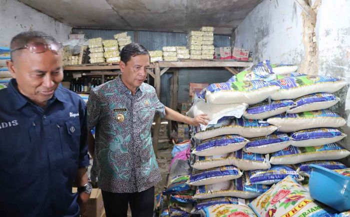 Pj Bupati dan Kepala Disperindag Pamekasan Temukan Toko Penimbun Beras