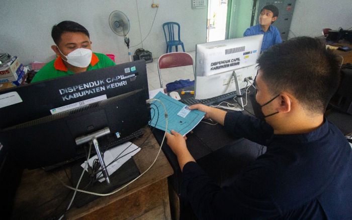 Genjot Pelayanan Publik, Kebijakan Bupati Kediri Disambut Apresiasi Warga Genjot Pelayanan Publik, Kebijakan Bupati Kediri Disambut Apresiasi Warga