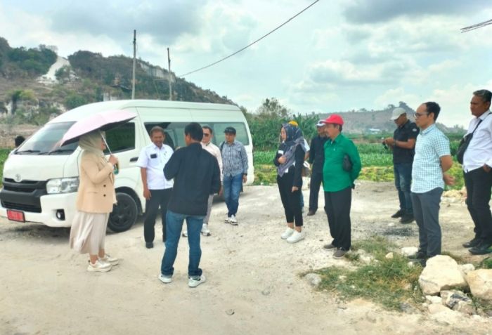 Ini Kata Komisi I DPRD Tuban saat Tinjau Jalan Desa Leran Wetan yang Rusak Akibat Kendaraan Tambang Ini Kata Komisi I DPRD Tuban saat Tinjau Jalan Desa Leran Wetan yang Rusak Akibat Kendaraan Tambang