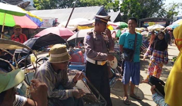 Urai Kemacetan di Pasar Kolpajung, Satlantas Polres Pamekasan Turunkan Personel