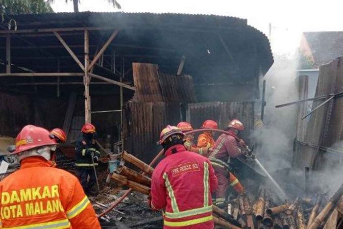 Bakar Sampah, Gudang di Kota Malang Dilalap Si Jago Merah Bakar Sampah, Gudang di Kota Malang Dilalap Si Jago Merah