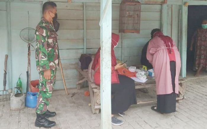 Cegah Penyebaran Covid-19, Anggota Koramil Kedunggalar Ngawi Imbau Warga Dukung Tracing Cegah Penyebaran Covid-19, Anggota Koramil Kedunggalar Ngawi Imbau Warga Dukung Tracing