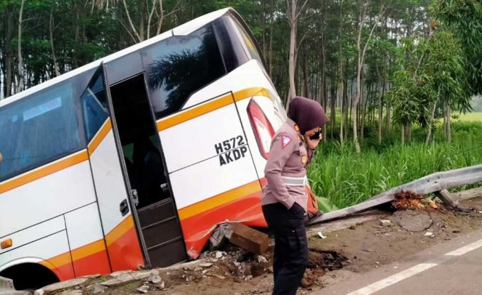 Bus Harapan Jaya Vs Kijang Innova di Kediri, 12 Luka-Luka