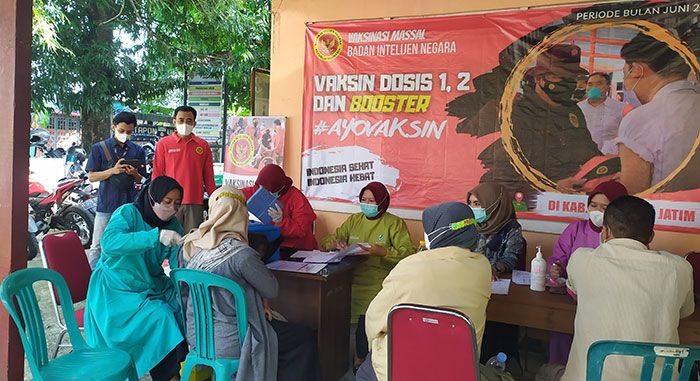 Ratusan Warga Ikuti Vaksinasi Massal BIN di Puskesmas Jabon Jombang Ratusan Warga Ikuti Vaksinasi Massal BIN di Puskesmas Jabon Jombang