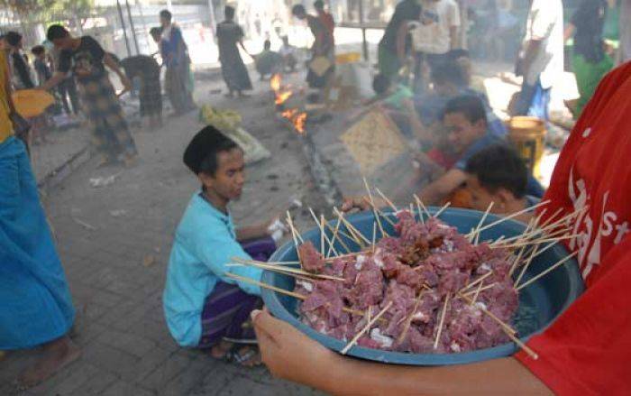 Sembelih 15 Ekor Sapi, Ponpes Tebuireng Bakar Sate Massal Sembelih 15 Ekor Sapi, Ponpes Tebuireng Bakar Sate Massal