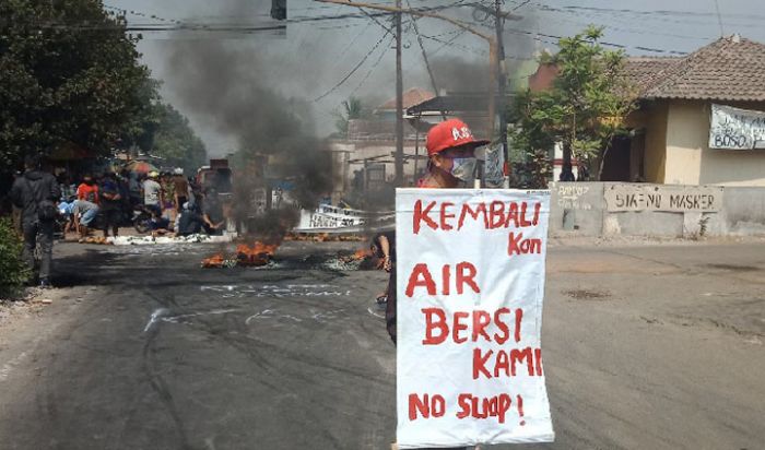 Perusahaan Buang Limbah Sembarangan, Warga Baujeng Tutup Jalan Perusahaan Buang Limbah Sembarangan, Warga Baujeng Tutup Jalan
