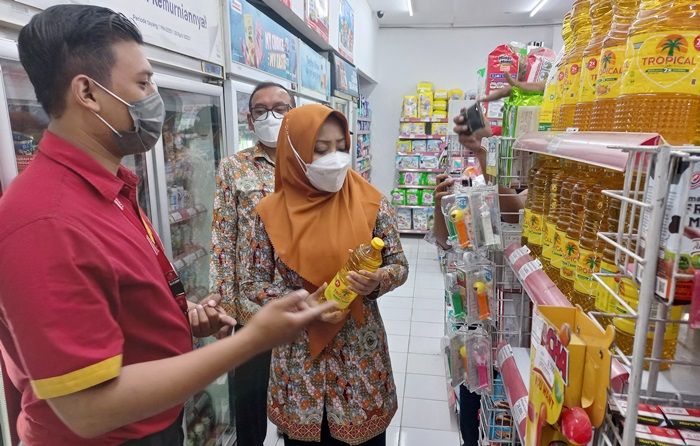 Pastikan Harga Minyak Goreng Rp 14.000 per Liter, Bupati Ikfina Sidak Toko Swalayan dan Minimarket