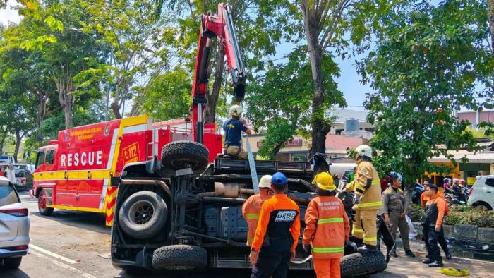 Kecelakaan Tunggal, Land Cruiser Terbalik di Jalan Ahmad Yani Surabaya