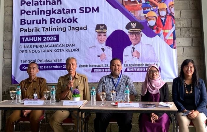 Dorong Kualitas Produksi, Disperdagin Kota Kediri Bekali Buruh Rokok Keterampilan dan Edukasi K3