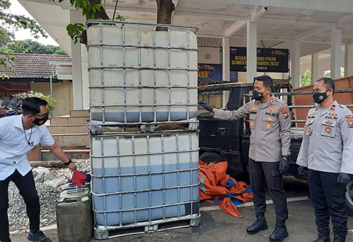 Polres Tuban Berhasil Ungkap Penimbunan Ratusan Liter BBM Bersubsidi Polres Tuban Berhasil Ungkap Penimbunan Ratusan Liter BBM Bersubsidi