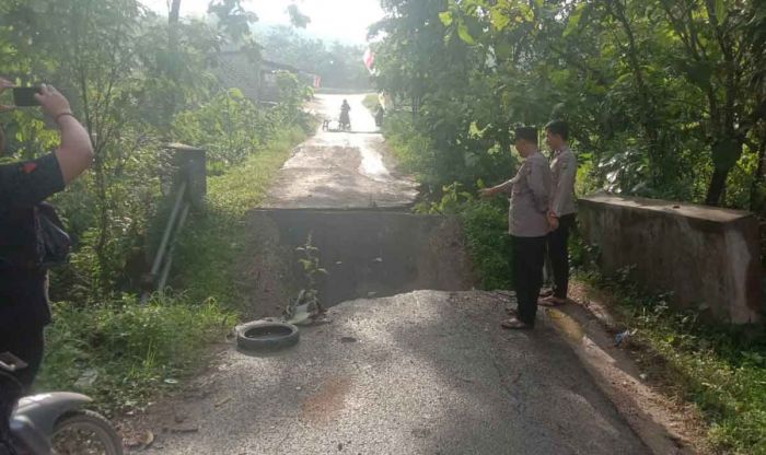 Jembatan di Kokop Bangkalan Ambruk Usai Hujan Deras, Akses Warga Terputus Jembatan di Kokop Bangkalan Ambruk Usai Hujan Deras, Akses Warga Terputus