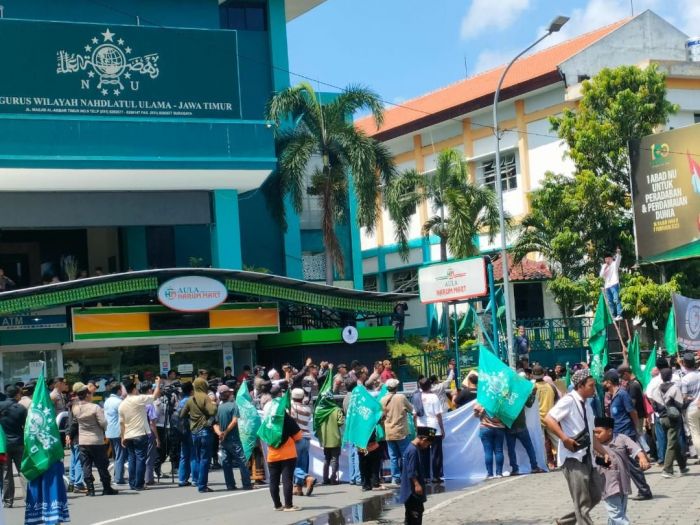 Minta Capres NU Tulen, Menolak NU Naturalisasi, Warga NU Demo Kantor PWNU Jatim Minta Capres NU Tulen, Menolak NU Naturalisasi, Warga NU Demo Kantor PWNU Jatim