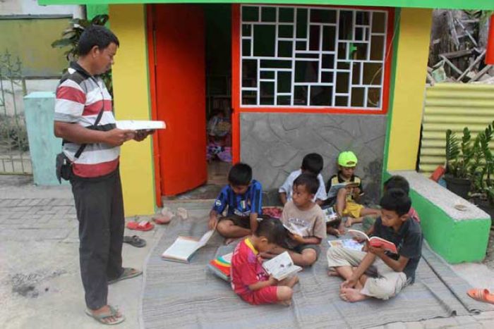 Sutikno Jadikan Pos Kamling sebagai Perpustakaan untuk Anak-anak Sutikno Jadikan Pos Kamling sebagai Perpustakaan untuk Anak-anak