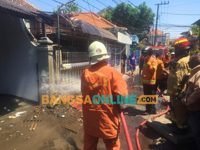 Pipa Gas PGN di Bronggalan Bocor, Semburan Api Bakar Kanopi Rumah Warga Pipa Gas PGN di Bronggalan Bocor, Semburan Api Bakar Kanopi Rumah Warga