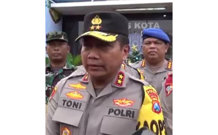 Besok, Kapolda Jatim Tinjau Posko Bantuan Air Galon Besok, Kapolda Jatim Tinjau Posko Bantuan Air Galon